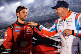 Daniel Suárez recibe la felicitación de su coequipero Michael McDowell después de cerrar con fuerza la temporada regular en Daytona.