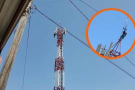 Joven amenaza con lanzarse desde una antena de más de 30 metros en Acuña, Coahuila, debido a problemas personales.