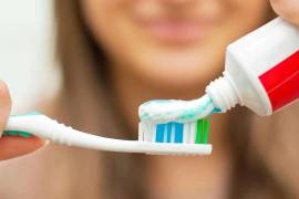 La COFEPRIS ordenó el retiro preventivo de la pasta dental Colgate Total Prevención Activa CLEAN MINT tras recibir reportes de efectos adversos como inflamación de encías, dolor bucal y reacciones alérgicas.