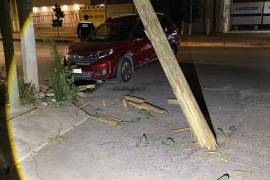 El choque derribó un poste de madera, que quedó sostenido únicamente por el cableado instalado en la zona.