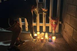 Vecinos acudieron a la Secundaria General Número 13 para encender veladoras en memoria de las víctimas.
