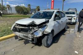 A pesar del impacto registrado durante la mañana de este jueves, no se reportaron personas lesionadas y los involucrados permanecieron en el lugar para el deslinde de responsabilidades.
