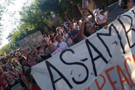 Estudiantes y profesores se manifiestan con pancartas y uso de mantas; aseguran que la educación pública está de luto en Argentina: FOTO: ESPECIAL