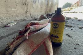 La botella de insecticida permanecía donde el joven pernoctaba.