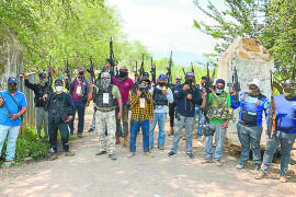 En 4 municipios de Michoacán, buscan su seguridad jornaleros armados