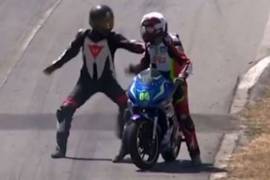 Dos motociclistas se pelean...¡en plena competencia!