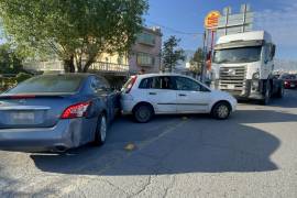Los vehículos involucrados quedaron atravesados y en dirección contraria sobre el carril lateral del periférico, situación que obligó a las autoridades a implementar labores de abanderamiento para evitar nuevos incidentes.