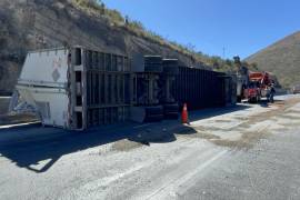 Las maniobras por parte de la grúa fueron tardadas, lo que afectó la vialidad.