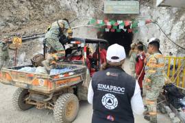 El gobernador Rubén Rocha Moya visitó la zona del rescate para supervisar trabajos y reunirse con brigadas.