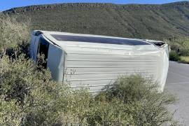 La camioneta Hiace quedó recostada fuera del camino tras el accidente en el kilómetro 14.