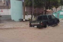 Intentaba ayudar a personas que quedaron varadas con su camioneta a mitad de la corriente de agua provocada por la lluvia, cuando pisó una alcantarilla abierta y fue succionado