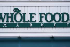 En esta imagen del miércoles 14 de julio de 2021, se ve el logo de una tienda Whole Foods Market en Cambridge, Massachusetts. AP/Charles Krupa