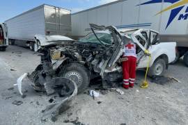 La camioneta Toyota Hilux quedó fuera de la carretera con el frente destrozado tras el impacto en el kilometro 53.