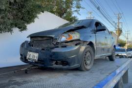 El automóvil Chevrolet Aveo involucrado en el incidente fue retirado con apoyo de una grúa, luego de quedar varado sobre el cordón de la cuneta tras el percance vial.