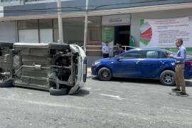 A pesar de lo aparatoso del accidente, las autoridades informaron que ninguna de las personas involucradas resultó lesionada, por lo que solo se reportaron daños materiales.