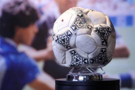 Diego Armando Maradona marcó con este balón la “Mano de Dios” y el “Gol del Siglo”.