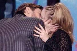 El actor de entonces 35 años besó a la fuerza a la actriz Alicia Silverstone de entonces 19 años cuando fue a recibir su MTV Movie Award