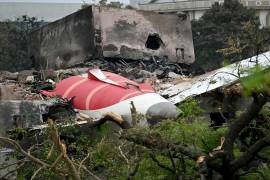 La cola del avión quedó incrustada en un albergue médico, y parte del fuselaje impactó una cafetería donde comían estudiantes, reportaron testigos. FOTO: