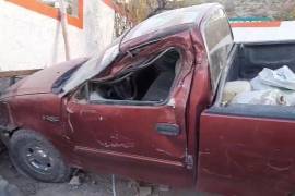 La camioneta quedó estrellada contra la barda del domicilio en la calle Aquiles Serdán.