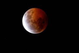 El eclipse lunar parcial del 27 de agosto dejó una impresionante Luna con tonos rojizos, anaranjados y cobrizos.
