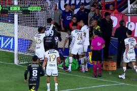 Un sector de la afición de los Tuzos retrasó el ingreso de los jugadores visitantes a los vestidores y les lanzaron hasta piedras, según denunciaron los Pumas.