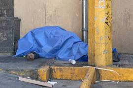 El hombre tenía botellas de alcohol etílico a su lado y se decía que pasaba mucho tiempo en esa parte de la acera.