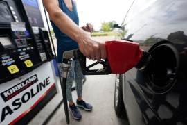 El alza en precios de las gasolina a consecuencia del bloqueo marítimo del Estrecho de Ormuz generó presiones inflacionarias en la economía mundial.