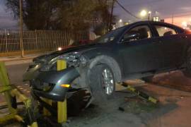 Abandona su vehículo en el Paseo de Reforma tras accidente