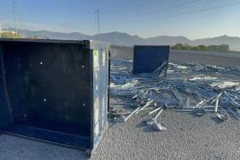 El operador del camión, identificado como Mario César, se dirigía a una empresa ubicada en el Parque Industrial Santa María cuando ocurrió el accidente que dejó únicamente daños materiales.