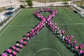 Estudiantes y personal formaron un lazo humano en las áreas deportivas del plantel como símbolo de la lucha contra el cáncer.