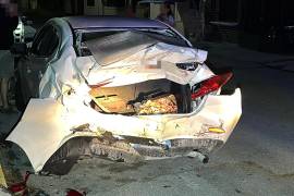 El Mazda impactado fue proyectado contra otro vehículo debido a la fuerza del choque.