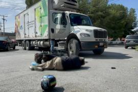 El repartidor de comida quedó tendido en la calle tras ser embestido por el tráiler, sufriendo diversos golpes que requirieron atención médica de la Cruz Roja.