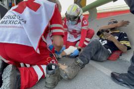 El accidente ocurrió cuando el conductor presuntamente intentó rebasar a un automóvil y perdió el control de la motocicleta.
