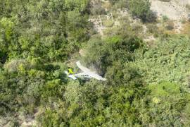 El piloto de la aeronave quedó prensado, mientras que el resto de los ocupantes fueron auxiliados y trasladados a un hospital.