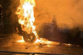 La unidad terminó totalmente calcinada luego de que el fuego se propagara con rapidez por la carrocería, antes de que los bomberos lograran sofocarlo.