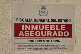 La Fiscalía General del Estado colocó el aviso de inmueble asegurado en el acceso al Parque Industrial Futura, en Monclova.
