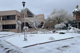 La ciudad de Chihuahua vivió este viernes una intensa nevada que causó caos vial y varios accidentes automovilísticos en diversas zonas