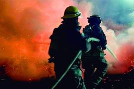 El fuego se originó en matorral y pastizal, materiales altamente inflamables en esta temporada.