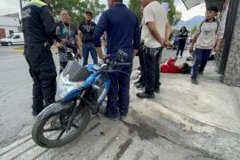 La motocicleta presentó daños tras impactar la parte lateral de un automóvil Volkswagen Pointer que se atravesó durante la maniobra de retorno.