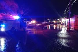 Al menos ocho automóviles quedaron atrapados en zonas con acumulación de agua, por lo que personal de Protección Civil tuvo que intervenir para auxiliar a los conductores y retirar las unidades afectadas.