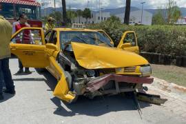 Las unidades quedaron varadas en pleno cruce tras el impacto; ambos vehículos transportaban pasajeros.