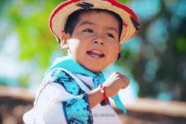 Niño del Movimiento Naranja prepara canción para el Mundial