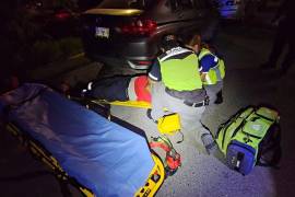 El accidente ocurrió en el cruce de Francisco de Urdiñola Sur e Ignacio Manuel Altamirano, en la colonia La Madrid, donde vecinos solicitaron el apoyo de los cuerpos de emergencia al encontrar al hombre inconsciente sobre la carpeta asfáltica.