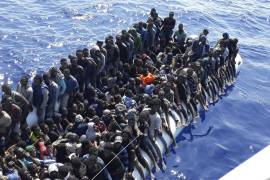 Naufragan 100 africanos; Italia impidió su rescate