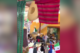 Niño se confunde en evento escolar sobre el Grito de Independencia en Chiapas.