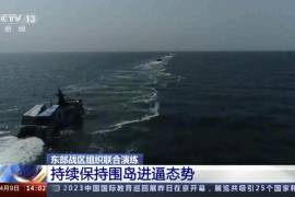 En esta imagen, tomada de un video de la cadena china CCTV el domingo 9 de abril de 2023, un buque de la Armada de China participa en un ejercicio militar en el Estrecho de Taiwán.