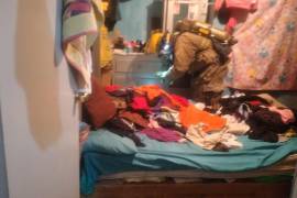 Bomberos ingresaron a la vivienda para neutralizar el derrame de amoniaco. Autoridades recomendaron mantener ventilada la vivienda para evitar riesgos.