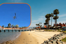 Helicóptero se desploma sobre estacionamiento playero en Orange, California