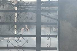 Un hombre identificado como “El Machete” se encontraba dentro de la vivienda al momento del incendio y en un inicio se negó a salir, lo que generó preocupación entre los rescatistas.