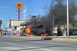 Elementos de tres estaciones de bomberos trabajaron durante horas para controlar el incendio de la pipa de gas en las colonias Lucio Blanco y Lomas de Lourdes.